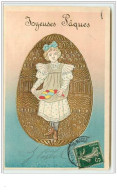 N°3245 - Carte Gaufree - Joyeuses Paques - Fillette Dans Un Oeuf En Or - Pâques