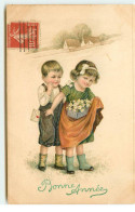 N°17583 - Carte Gaufrée - Bonne Année - Deux Enfants, La Fillette Portant Des Fleurs - Nouvel An
