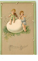 N°16417 - Carte Gaufrée - Fröhliche Ostern - Anges Jouant De La Musique Près D'un Oeuf - Pâques