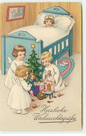 N°19680 - Herzliche Weihnachtsgrusse - Anges Jouant Au Pied D'un Lit Où Dort Une Fillette - Autres & Non Classés