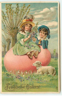 N°19738 - Carte Gaufrée - Fröhliche Ostern - Garçon Regardant Une Fillette Assise Sur Un Oeuf, Près D'un Mouton - Ostern