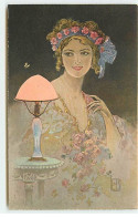 N°19608 - E.B. - Jeune Femme Avec Des Roses Dans Les Cheveux, Assise Près D'une Lampe, Regardant Un Papillon - Women