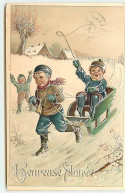 N°18627 - Carte Gaufrée - Heureuse Année - Enfants, L'un Dans Un Petit Traîneau, Jouant Dans La Neige - Neujahr