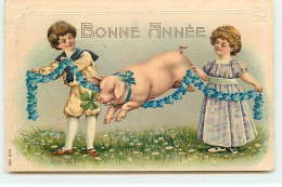 N°18629 - Carte Gaufrée - Bonne Année - Enfants Tenant Une Guirlande De Fleurs Pour Qu'un Cochon Saute Par-dessus - Neujahr