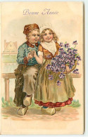 N°18630 - Carte Gaufrée - Bonne Année - Jeune Couple, La Jeune Fille Portant Un Panier Rempli De Violettes - Neujahr