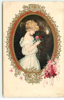 N°18645 - Carte Gaufrée - Jeune Femme Sentant Des Roses, Dans Un Médaillon - Women