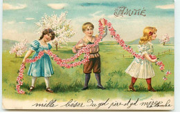 N°12993 - Carte Gaufrée - Amitié - Enfants Jouant Avec Une Guirlande De Fleurs - Autres & Non Classés