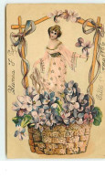 N°270 - Carte Gaufrée - Femme Dans Un Panier De Fleurs - Frauen