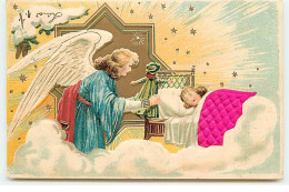 N°17615 - Carte Gaufrée - Ange Gardien Veillant Sur Une Enfant Dormant - Couverture En Tissu - Angels