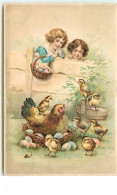 N°13076 - Carte Gaufrée - Enfants Regardant Une Poule Couvant Des Oeufs - Pâques