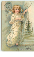 N°13086 - Carte Gaufrée - Ange Montrant Un Sapin - Angels