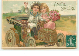 N°13090 - Carte Gaufrée - Amitié Sincère - Couple Dans Une Voiture - Other & Unclassified