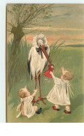 N°15446 - Carte Gaufrée - Cigogne Jouant Avec Des Bébés - Babies