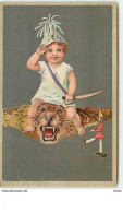 N°11899 - Carte Gaufrée - Bébé Sur Un Tapis En Peau De Lion - Babies