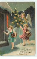 N°16476 - Carte Gaufrée - Joyeux Noël - Anges Apportant Des Pommes, Un Cadeau Et Un Sapin - Autres & Non Classés