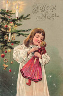 N°24078 - Carte Gaufrée - Joyeux Noël - Fillette Câlinant Une Poupée - Altri & Non Classificati