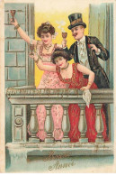 N°24092  - Carte Gaufrée - Bonne Année - Deux Femmes Et Un Homme Trinquant Sur Un Balcon - Nouvel An