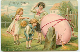 N°23034 - Carte Gaufrée - Pâques - Fröhliche Ostern - Enfants Regardant Un Gros Oeuf Rose - Pâques