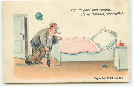 N°23011 - Carte à Système - Hold To Light -Hij: Ik Geef Een Rondje, ... - Femme Mécontente Dans Son Lit - Mechanical