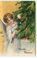 N°21934 - Veselé Vanoce - Ange Décorant Un Sapin - Autres & Non Classés