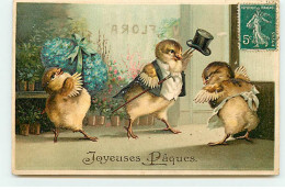N°21937- Carte Gaufrée - Joyeuses Pâques - Poussins Habillés, L'un Portant Un Oeuf Fait De Myosotis - Easter