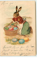 N°21943 - Lièvre Habillé Rangeant Des Oeufs Dans Un Panier - Easter