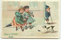 N°20782 - Carte Gaufrée - Bonne Et Heureuse Année - Enfants Jouant Avec Une Souris Et Un Chien - New Year