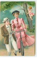 N°20764 - Carte Gaufrée - Couple Dont Femme Sur Un Vélo - Angelot - Autres & Non Classés
