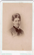 Photo CDV D'une Femme élégante Posant Dans Un Studio Photo A Strassburg-Elsass - Anciennes (Av. 1900)