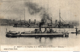 NÂ°7709 Z -cpa Brest -un Torpilleur De La DÃ©fense Mobile Et Le Croiseur "Montcalm" - Warships