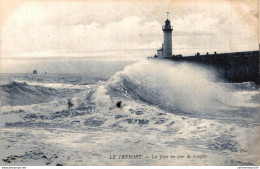 NÂ°8352 Z -cpa Le TrÃ©port -la JetÃ©e Un Jour De TempÃªte -le Phare- - Phares