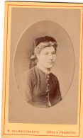 Photo CDV D'une Jeune Fille  élégante Posant Dans Un Studio Photo A Berne & Strasbourg - Old (before 1900)