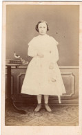 Photo CDV D'une Jeune Fille  élégante Posant Dans Un Studio Photo A Strasbourg - Anciennes (Av. 1900)