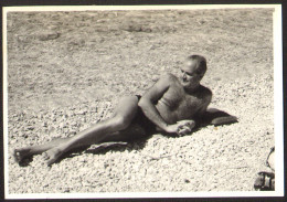 Trunks Muscular Man Laying On Beach Gay Int Old Photo 9x6cm #40946 - Anonyme Personen