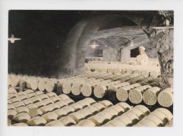 Delcampe - Fabrication Du Fromage - Roquefort Sur Soulzon Cave De "Roquefort Société" (cp Vierge N°141/173) - Kunsthandwerk