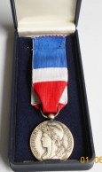 Médaille Poinçonnée  HONNEUR-TRAVAIL . - France