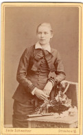 Photo CDV D'une Jeune Fille  élégante Posant Dans Un Studio Photo A Strasbourg - Anciennes (Av. 1900)