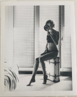 GRANDE PHOTOGRAPHIE.  Femme Mannequin En Sous-vêtements , Pose Suggestive, Tenue Sexy, Valise - Pin-ups