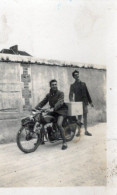 PHOTO--ORIGINALE-DEUX HOMMES ET LA  MOBYLETTE 1960 - Cycling