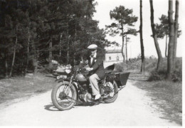 PHOTO--ORIGINALE- UN HOMME SUR UNE MOTO 1933 - Cyclisme