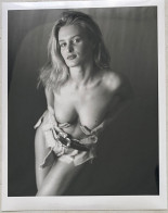 GRANDE PHOTOGRAPHIE.  Femme Mannequin Nue Artistique, Pose Suggestive, Elle Se Tient La Poitrine , Sexy, Seins - Pin-ups