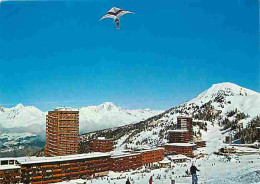 73 - La Plagne - Vue Sur Le Front De Neige - La Chaine Du Mont Blanc Au Second Plan Et Un Delta Plane - CPM - Voir Scans - Other & Unclassified