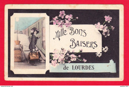 F-65-Lourdes-84P21  Mille Bons Baisers De LOURDES, Jeune Femme Qui Monte Dans Un Train, Cpa  - Lourdes