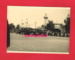 Photo Format 8.5 Cm X 12 Cm...WW2 Guerre 39-45 PARIS Le 18 Juin 1945 Défilé Porte Maillot Véhicule Militaire - Guerre, Militaire