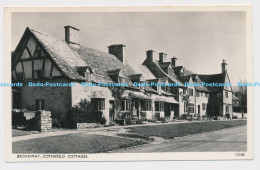 C008764 Broadway. Cotswold Cottages. V3108. Photochrom - World