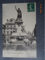 LE STATUE DE LA REPUBLIQUE - Statues