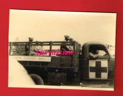 Photo Format 8.5 Cm X 12 Cm WW2 Guerre 39-45 PARIS 18 Juin 1945 Troupes Africaines Ambulance Véhicule Militaire - War, Military