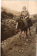 Carte Photo D'une Femme Assise Sur Un Cheval Se Promenant A Gavarni - Personnes Anonymes