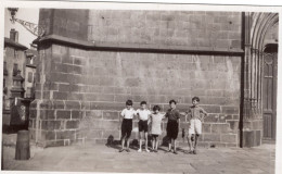 Grande Photo De Cinq Jeune Enfants Posant Devant Une église Dans Un Village - Anonieme Personen