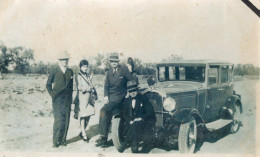 PHOTO-ORIGINALE- DES PERSONNES  DEVANT L'AUTOMOBILE VOITURE ANCIENNE CITROEN C4  1930 - Cars